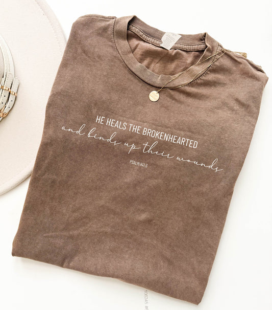 He heals the brokenhearted vintage wash tee coffee Lane Seven Vintage brown 